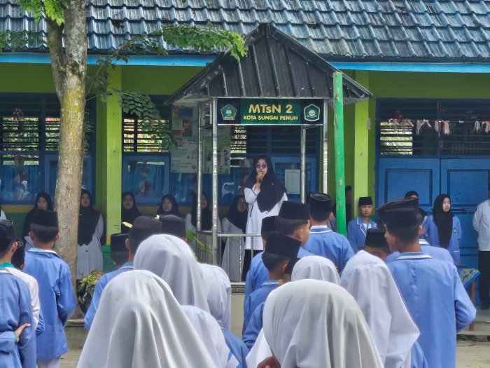 MTsN 2 Sungai Penuh Gelar Upacara Bendera, Pembina Tekankan Pentingnya Disiplin