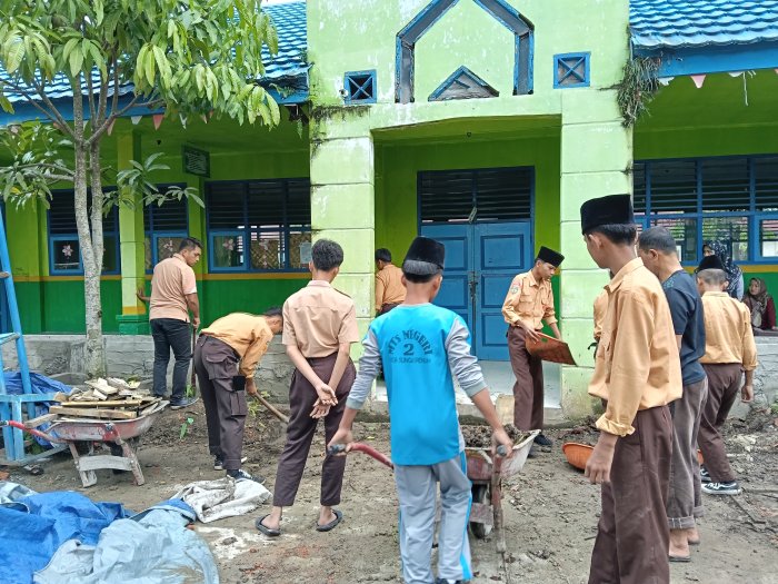 Dari Madrasah untuk Lingkungan: MTsN 2 Gelar Gotong Royong Penuh Kebersamaan
