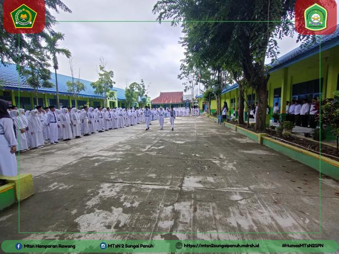Upacara Bendera di MTsN 2 Kota Sungai Penuh.