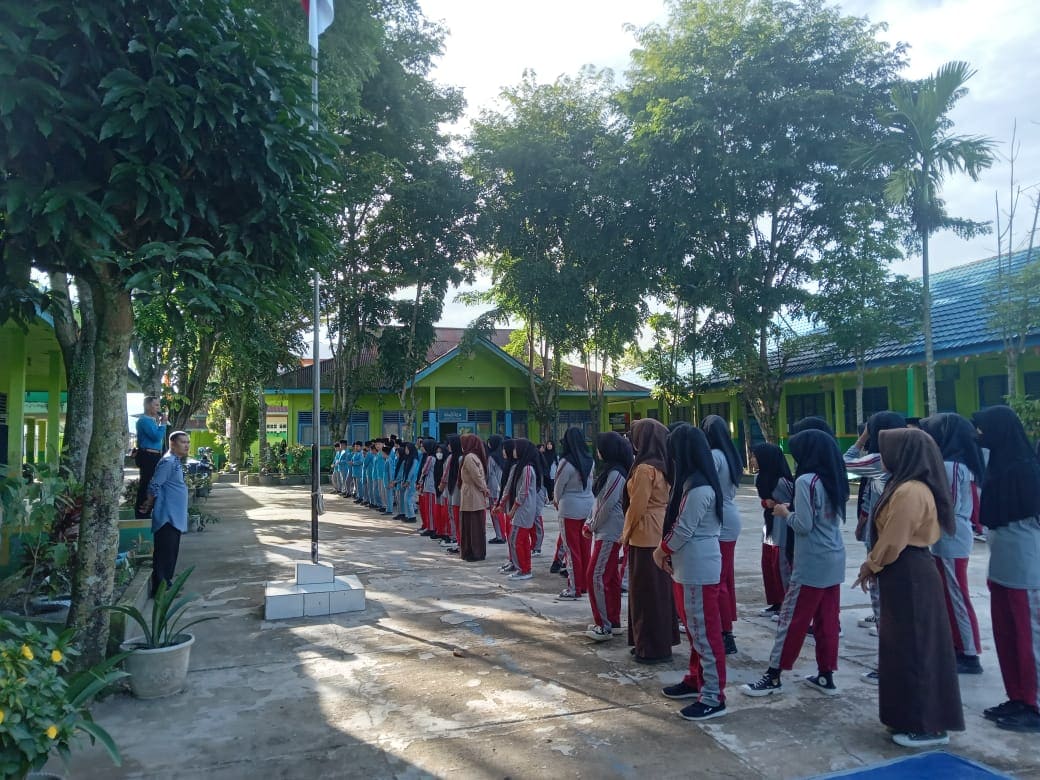 Apel Disiplin dan Praktik Ibadah di Lapangan Madrasah