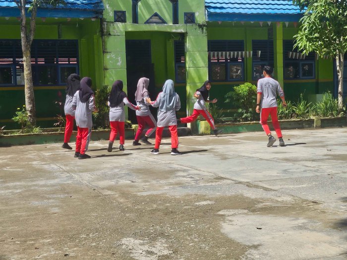 Seru! Siswa dan Siswi MTsN 2 Sungai Penuh Bermain Softball di Lapangan Madrasah