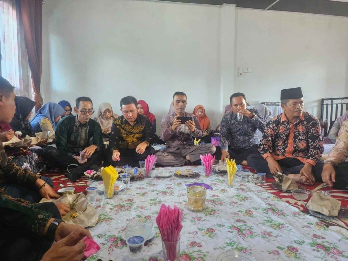 Kebersamaan Terjalin, Keluarga MTsN 2 Sungai Penuh Hadiri Acara Tasyakuran Staf Madrasah