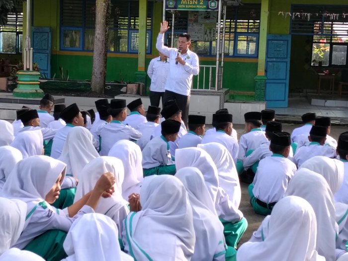 Apel Pagi MTsN 2 Sungai Penuh, Dr. Syafri Juana Ajak Warga Madrasah Menumbuhkan Budaya Cinta