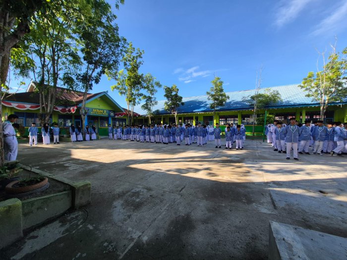 Upacara Bendera di MTsN 2 Sungai Penuh Berjalan Lancar, Petugas Upacara Kelas VIIIB dan VIIIC