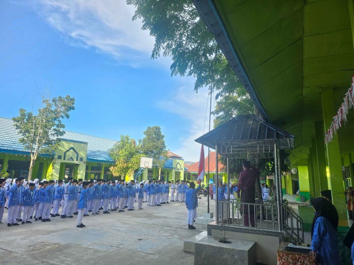 MTsN Sungai Penuh Gelar Upacara Bendera Setiap Pekan, Amanat Pembina Tegaskan Pentingnya Disiplin