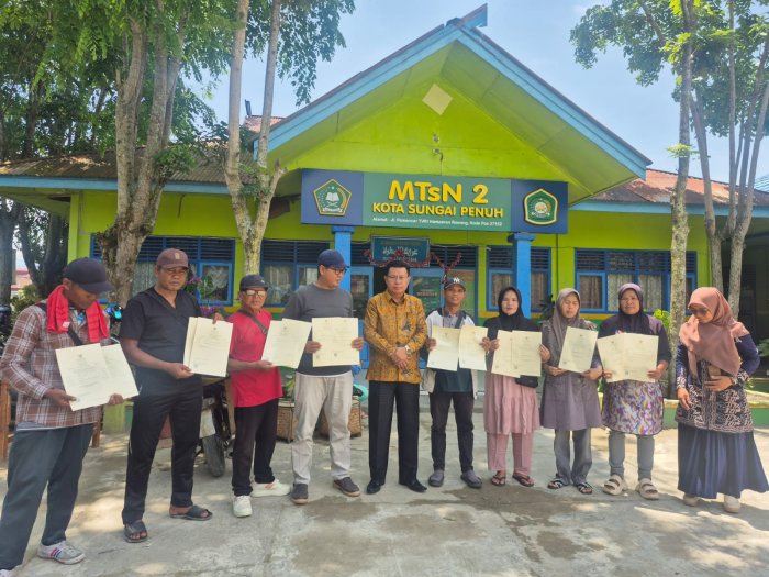 Dukung Produk Halal, Kepala MTsN 2 Sungai Penuh Serahkan Sertifikat kepada Pedagang Makanan dan Minuman