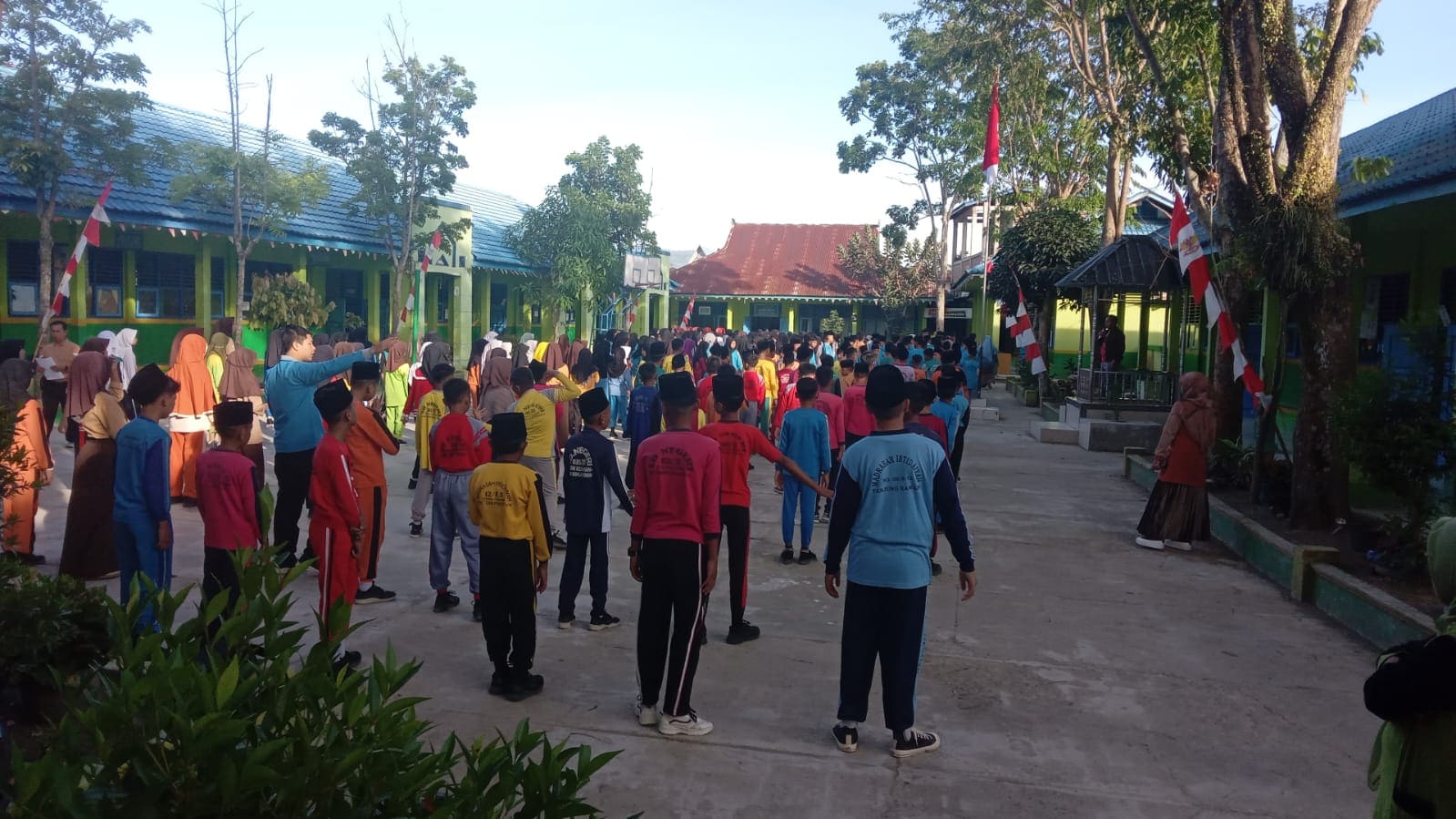 Siswa MTsN 2 Sungai Penuh Gelar Senam Perdana Tahun Ajaran Baru Bersama Siswa Baru