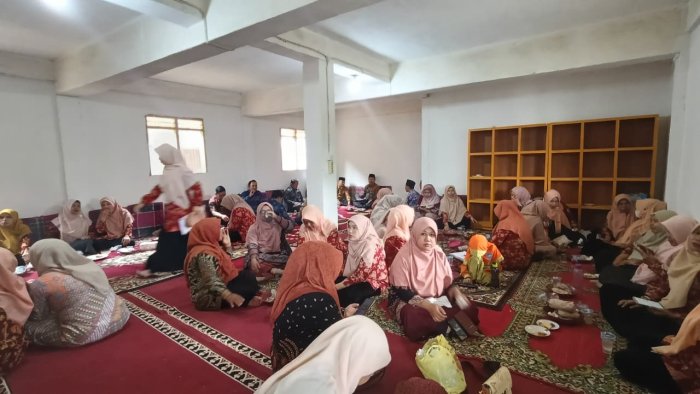 Kebersamaan Terjalin, Dharma Wanita MTsN 2 Sungai Penuh Gelar Arisan Bulanan
