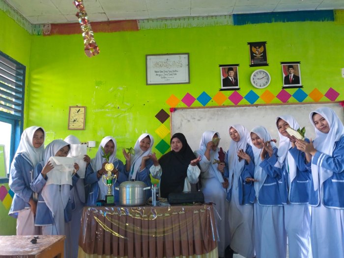 Kreatif dan Inovatif! Siswa MTsN 2 Sungai Penuh Praktik Olah Ekstrak Alam