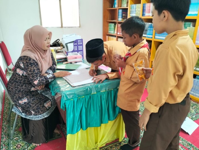 Tingkatkan Minat Literasi, Siswa MTsN 2 Sungai Penuh Sambangi Ruang Perpustakaan Baru