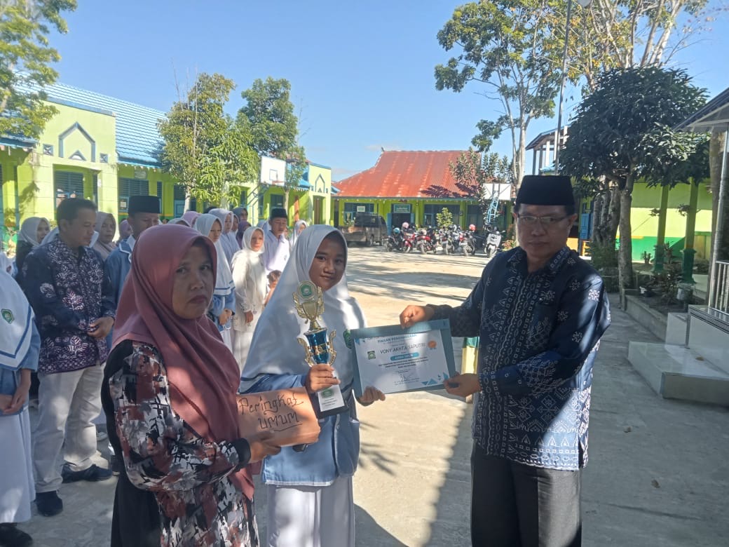 Pembagian Rapor Semester Genap MTsN 2 Sungai Penuh 