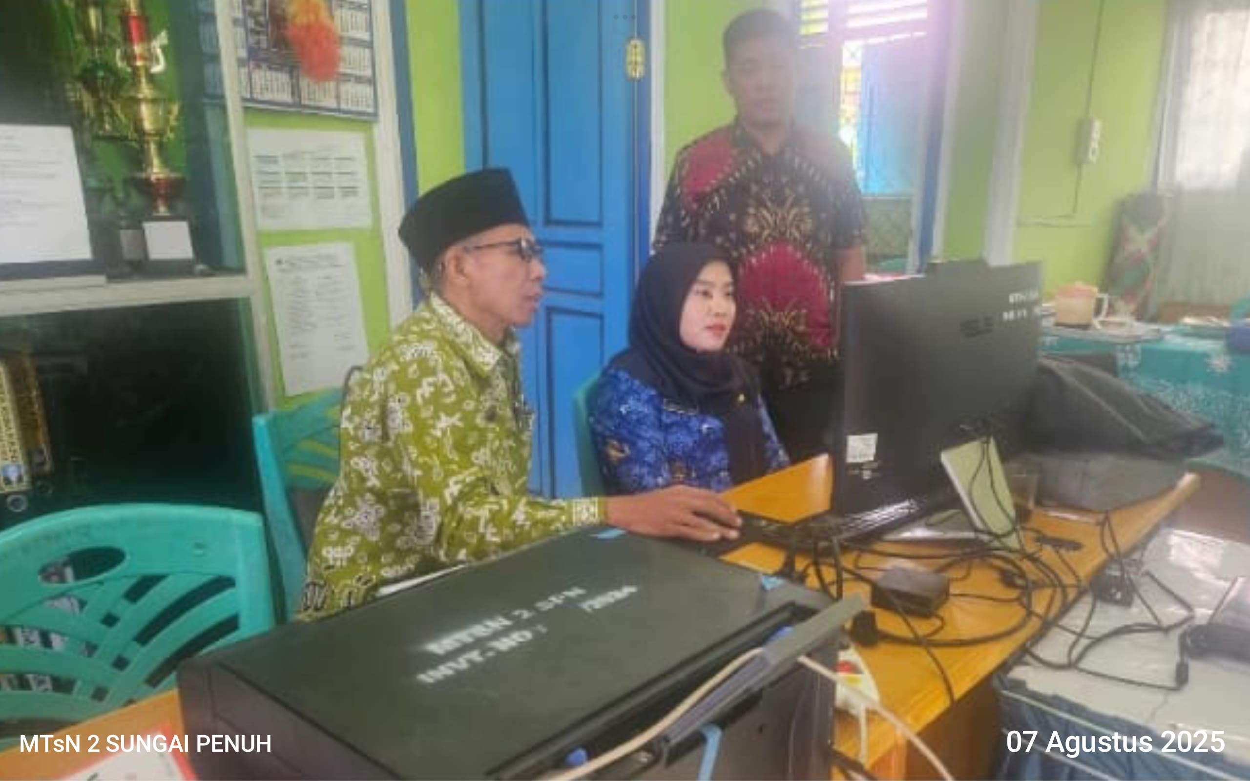 Waka Kurikulum MTsN 2 Sungai Penuh Memberikan Bimbingan Teknis Penggunaan Aplikasi EMIS GTK (Simpatika)