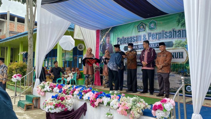 Penuh Kebanggaan, MTsN 2 Kota Sungai Penuh Lepas Siswa Kelas IX Tahun 2026