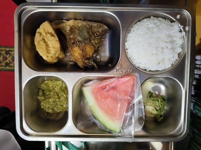 Siswa MTsN 2 Sungai Penuh Mendapatkan Menu Bergizi Gratis  dari Pemerintah