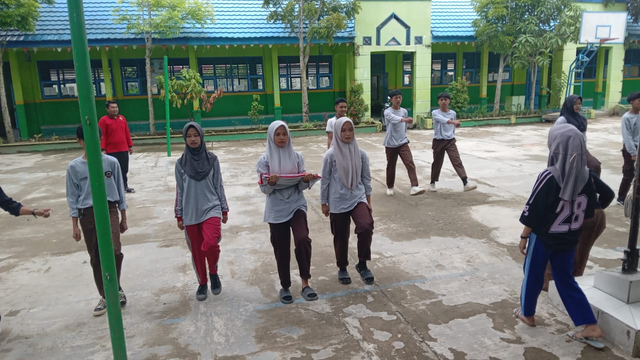 GELAR LATIHAN PASKIBRAKA PERSIAPAN 17 AGUSTUS DI LAPANGAN MTsN 2 SUNGAI PENUH