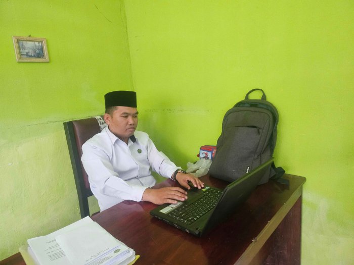 Dari Kurikulum Merdeka ke Kurikulum Berbasis Cinta,  Waka Humas MTsN 2 Sungai Penuh Buat Perangkat Baru Pembelajaran