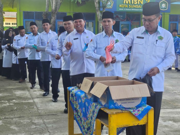 Wujudkan Kepedulian Sosial, MTsN 2 Sungai Penuh Laksanakan Gerakan 3S (Segenggam Beras, Sebutir Telur, Seribu Rupiah)