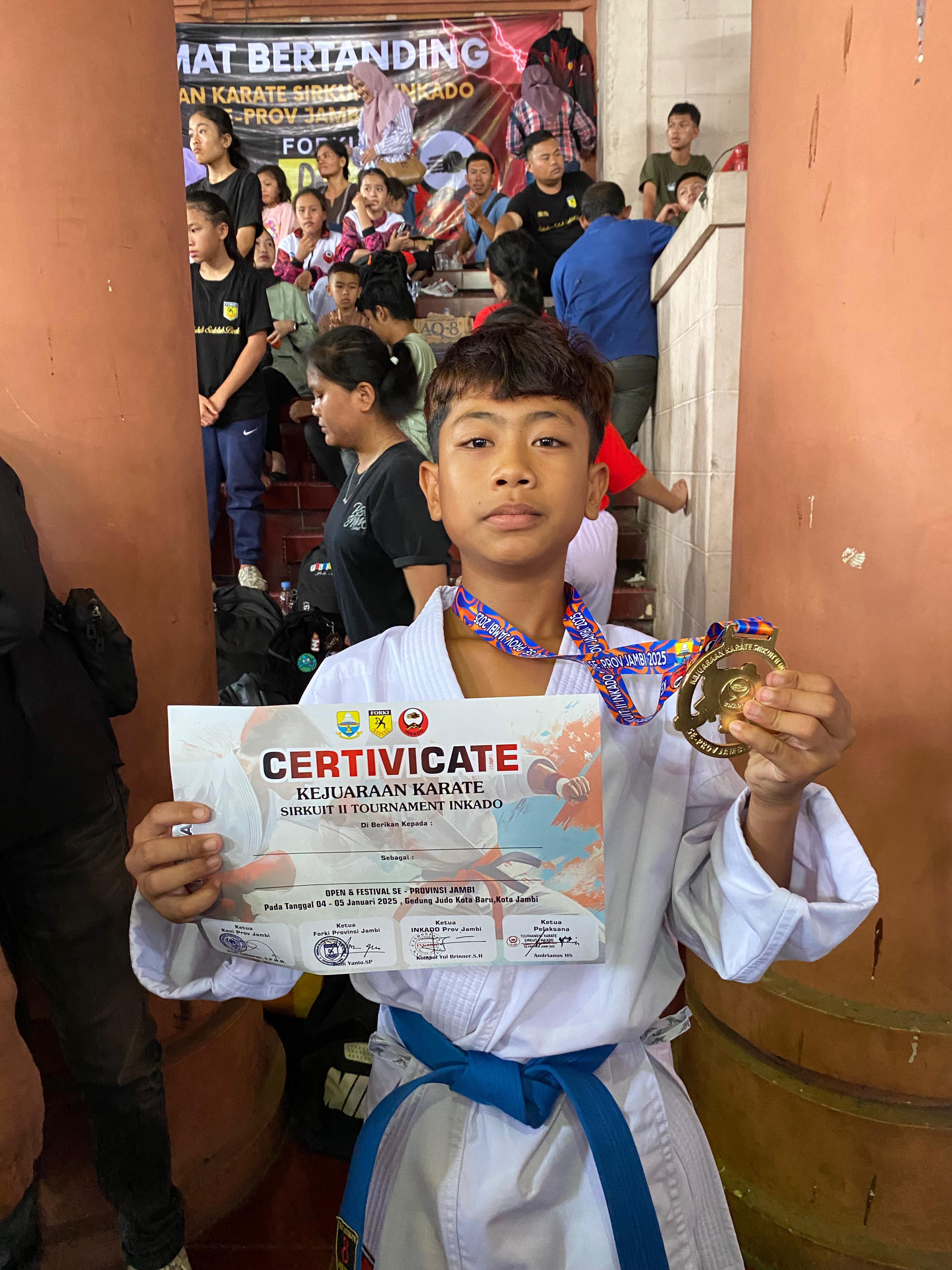 RAIH PRESTASI MEMBANGGAKAN SISWA MTsN 2 KOTA SUNGAI PENUH MENANGKAN MEDALI EMAS DI BIDANG KARATE