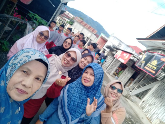 Nikmati Keasrian Alam, Siswa MTsN 2 Sungai Penuh Gelar Jalan Sehat di Rawang