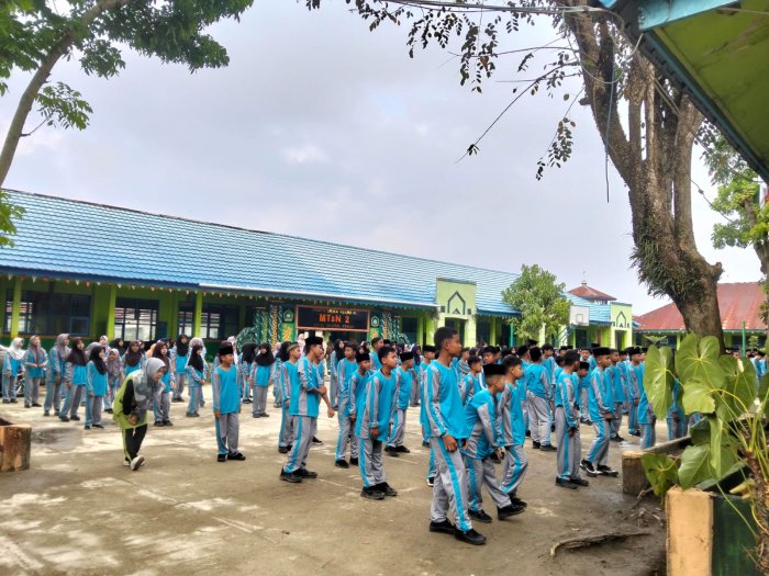 Semangat Baru Awali Aktivitas, MTsN 2 Sungai Penuh Gelar Senam Perdana Usai Liburan