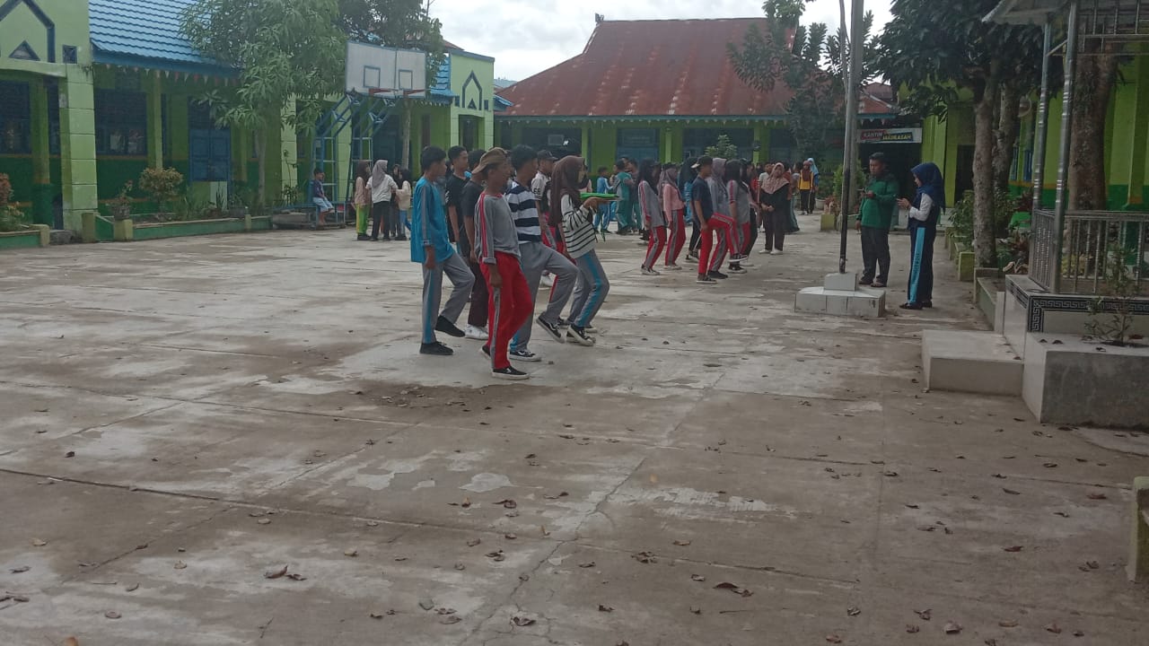 MTsN 2 Sungai Penuh Semangat Gelar Latihan Pengibaran Bendera untuk HUT RI 2025