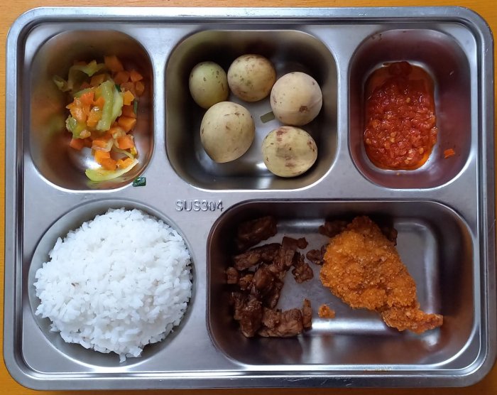 Enak dan Bergizi! Siswa MTsN 2 Sungai Penuh Mendapatkan Menu Bergizi Gratis Enak dan Bergizi! Siswa MTsN 2 Sungai Penuh Mendapatkan Menu Bergizi Gratis