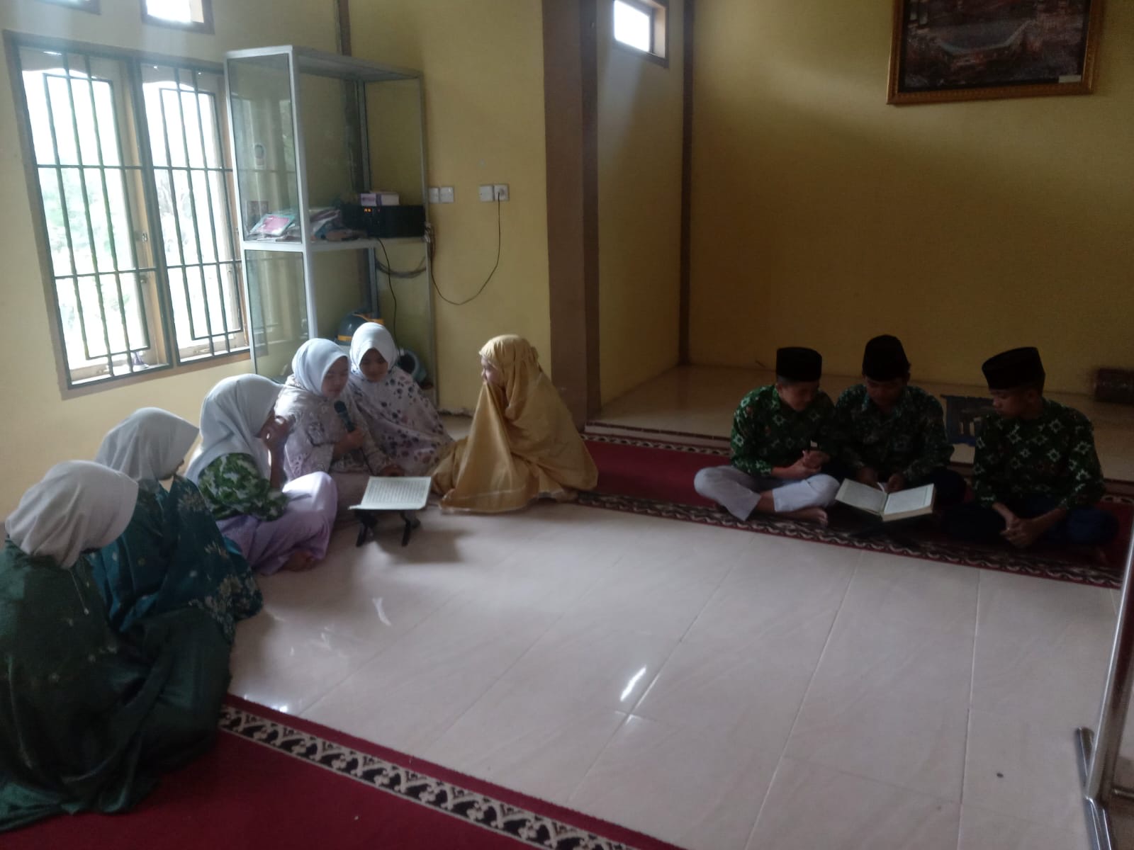 Semangat Ibadah di Tengah hari : Menunggu Jam Sholat Dzuhur dengan Mengaji
