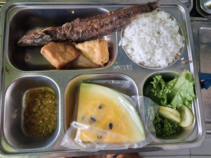 Menu Lele Goreng dan Melon Jadi Sajian Makan Bergizi Gratis bagi Siswa MTsN 2 Sungai Penuh