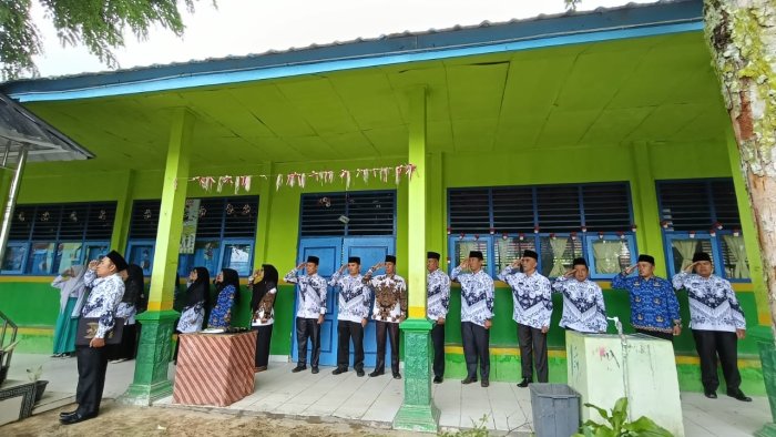 MTsN 2 Sungai Penuh Peringati Hari Guru Nasional, Guru dan Karyawan Jadi Petugas Upacara