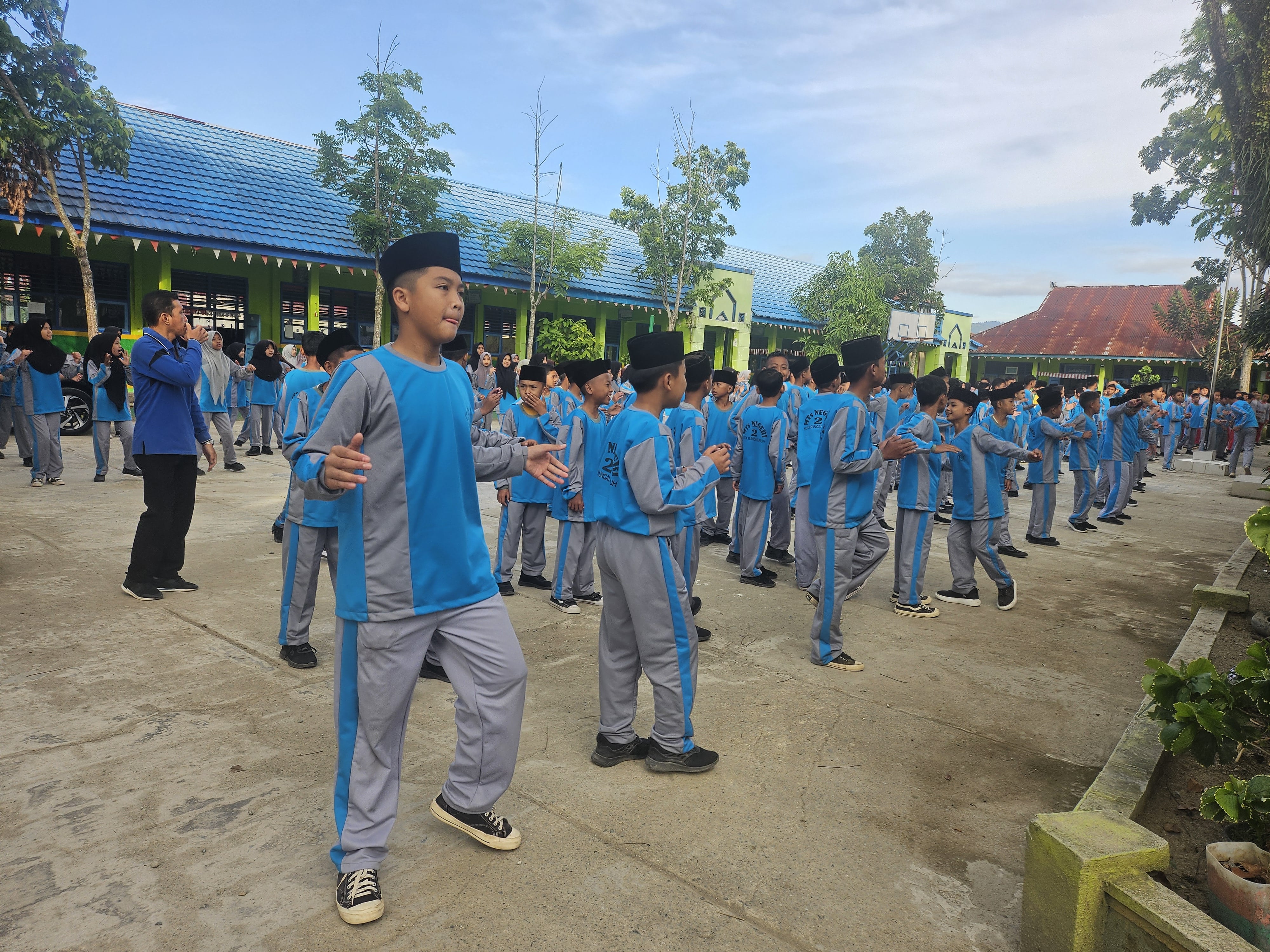 MTsN 2 Sungai Penuh Tingkatkan Kesehatan dan Semangat Belajar Siswa Melalui Program Senam Bersama