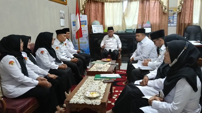 MTsN 2 Sungai Penuh Tingkatkan Kekompakan Melalui Rapat Internal