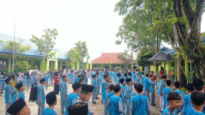 Sambut Sabtu dengan Semangat, MTsN 2 Sungai Penuh Gelar Senam Pagi Bersama Siswa, Guru dan Staff