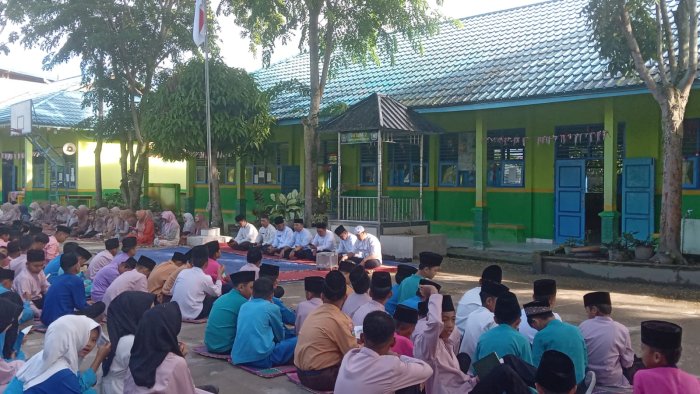 Yasinan  bersama MTsN 2 Sungai Penuh, Kelas VIII.E Dapat Giliran Petugas