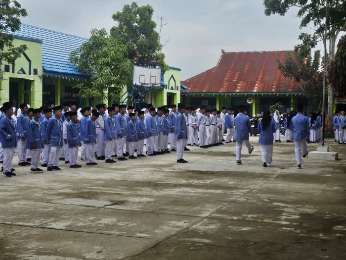 Upacara Bendera MTsN 2 Sungai Penuh Berlangsung Tertib, Petugas Upacara Kelas VIIIE dan VII C