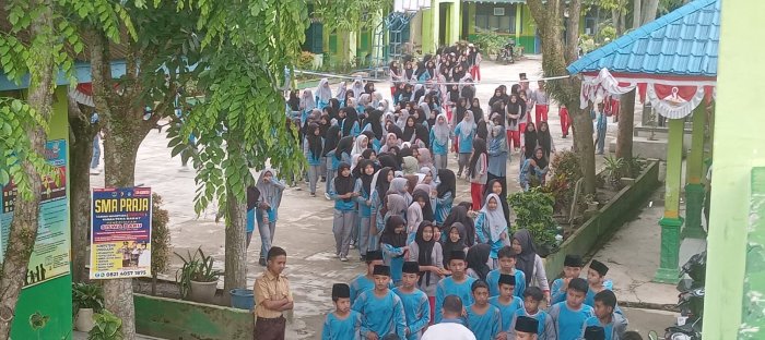 Tingkatkan Kebugaran MTsN 2 Sungai Penuh Gelar Jalan Santai Bersama