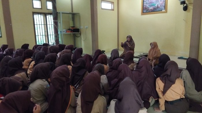 Pembinaan Fiqh Wanita: MTsN 2 Sungai Penuh Perkuat Pemahaman Keagamaan Siswi