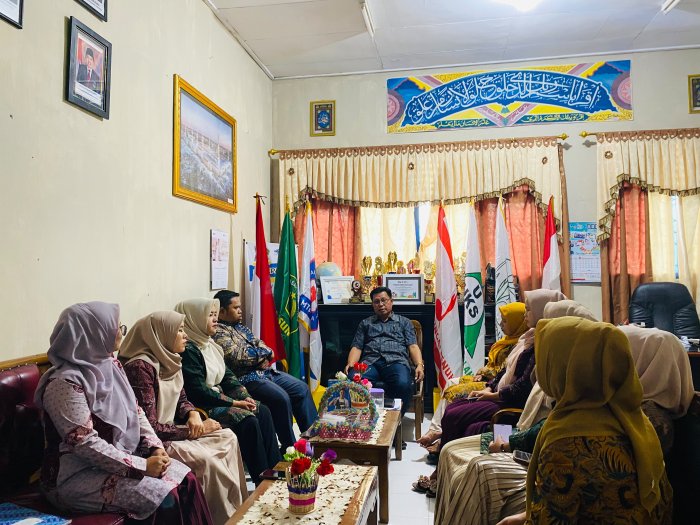 Sukseskan Pendataan Siswa Baru, Kepala MTsN 2 Sungai Penuh Gelar Rapat Strategis Bersama Pegawai TU