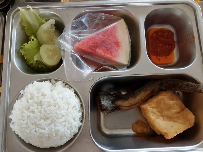 Makan Bergizi Gratis, Siswa  MTsN 2 Kota Sungai Penuh Dapat Menu Ini!