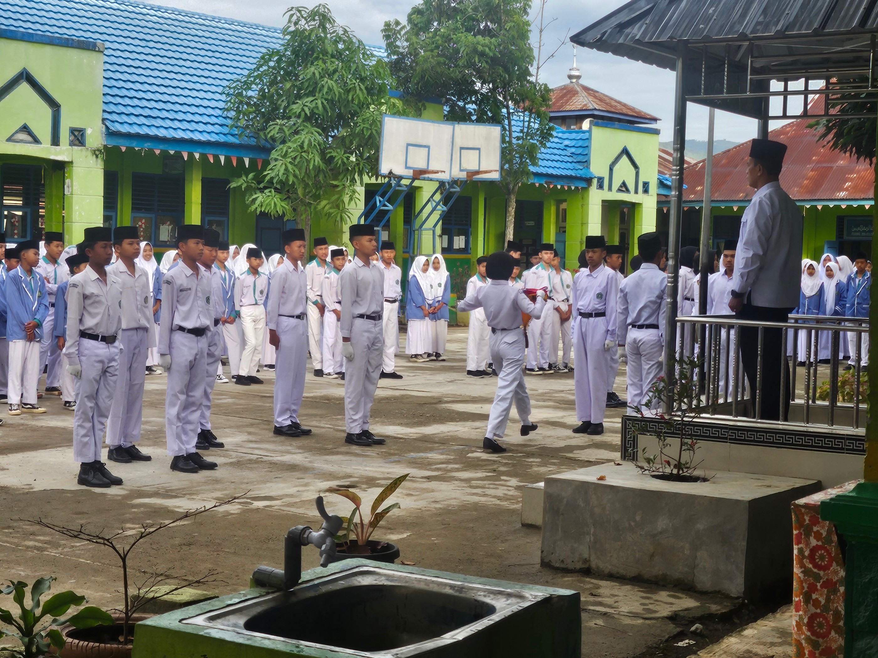 MTsN 2  Sungai Penuh  suskses gelar upacara bendera, tim pramuka jadi petugasnya