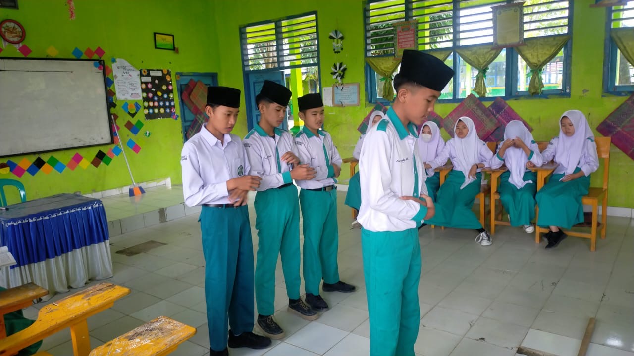 Pembinaan Keagamaan Penyelenggaraan Sholat Jenazah di MTsN 2 Sungai Penuh