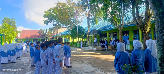 Bangun Generasi Berakhlak, MTsN 2 Sungai Penuh Awali dengan Upacara Bendera Perdana Pasca Lebaran
