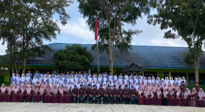 Abadikan Momen Berharga, MTsN 2 Sungai Penuh Foto Bersama Siswa Kelas IX