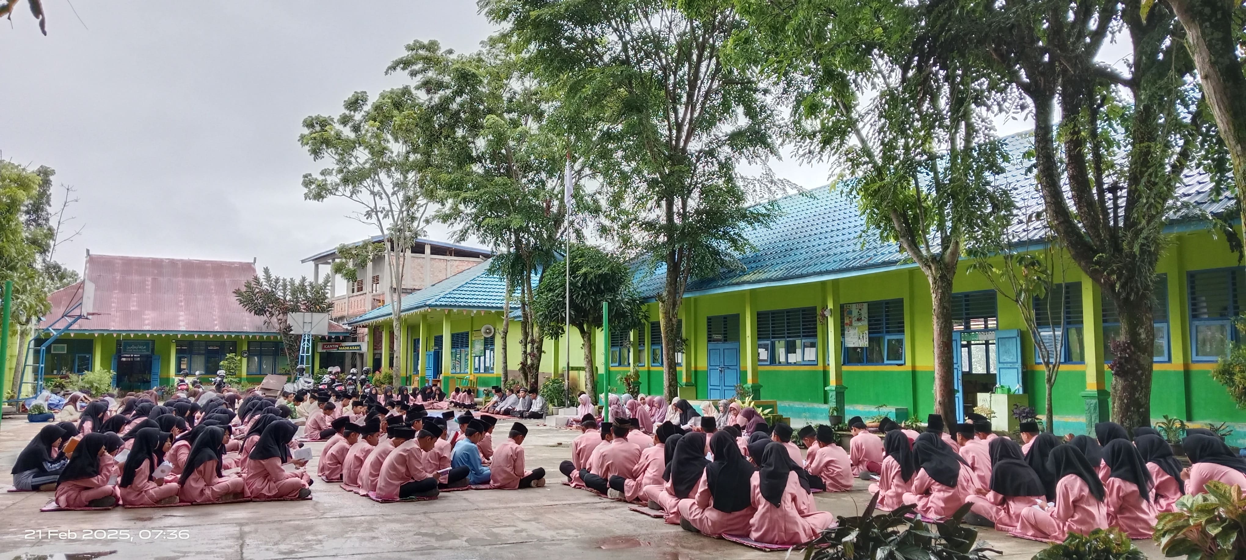 Yasinan Serta Penyerahan Tropi Bulutangkis Pra HAB ke â€“ 79 KEMENAG Kota Sungai Penuh