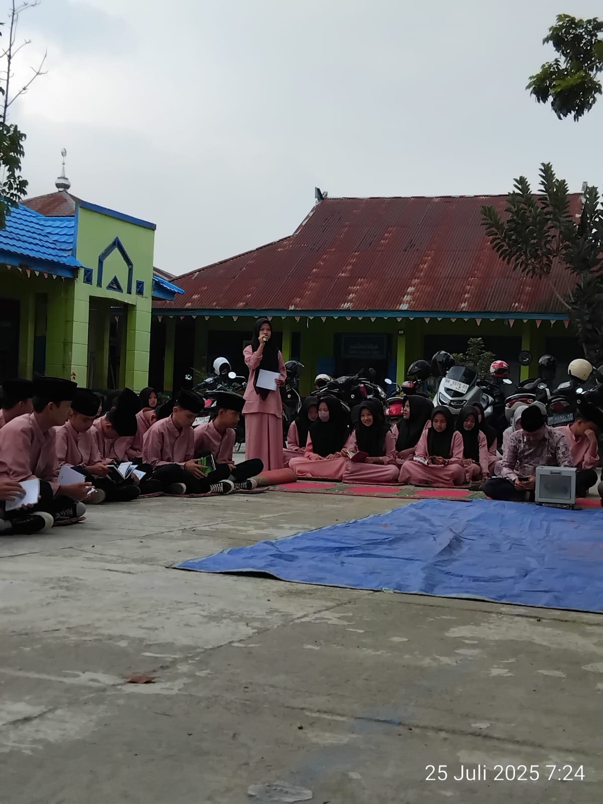 MTsN 2 Sungai Penuh Berikan Penghargaan kepada Siswa yang Berhasil Merekrut Siswa Baru Setelah Kegiatan Yasinan