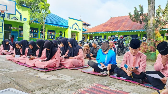 MTsN Sungai Penuh Gelar Yasinan dan Doa Bersama, Kelas VIIIC Jadi Petugas