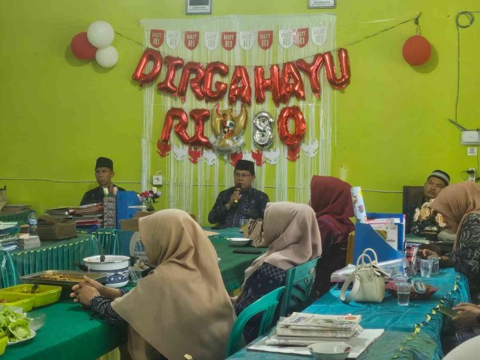 Arisan Dharma Wanita MTsN 2 Sungai Penuh dan Pelepasan Umroh Kepala Madrasah