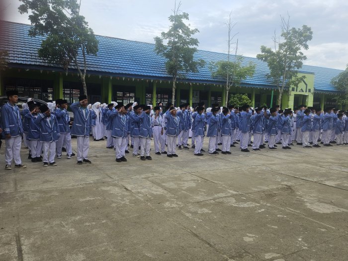 MTsN 2 Sungai Penuh Gelar Upacara Bendera Rutin, Kelas VIID dan IXD Sebagai Petugas