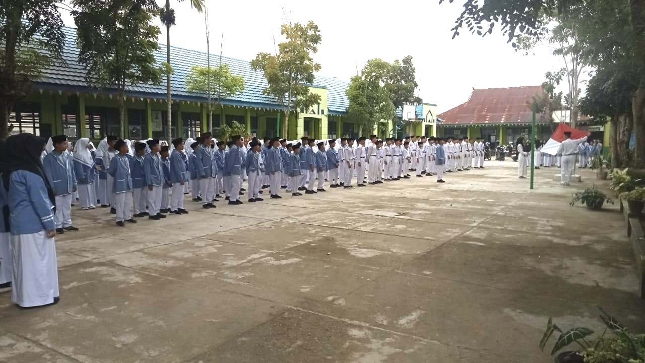 Upacara Bendera di Madrasah Tsanawiyah Negeri  2 Sungai Penuh: Menanamkan Semangat Patriotisme