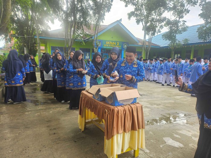 MTsN 2 Sungai Penuh Tanamkan Jiwa Sosial Lewat Program 3S (Segenggam Beras, Sebutir Telur, Seribu Rupiah) 