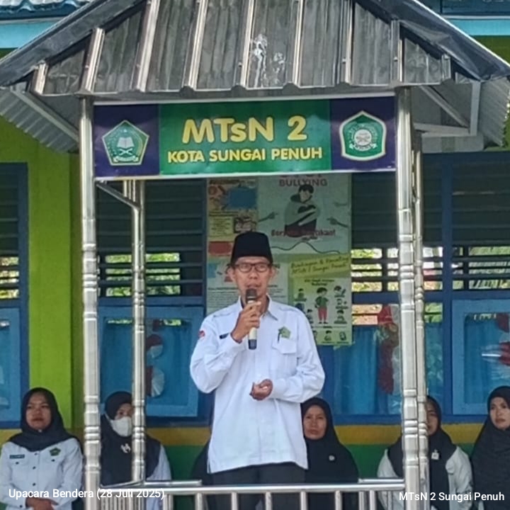 Upacara Bendera di MTsN 2 Sungai Penuh dimeriahkan oleh Petugas Pasukan 17 Agustus